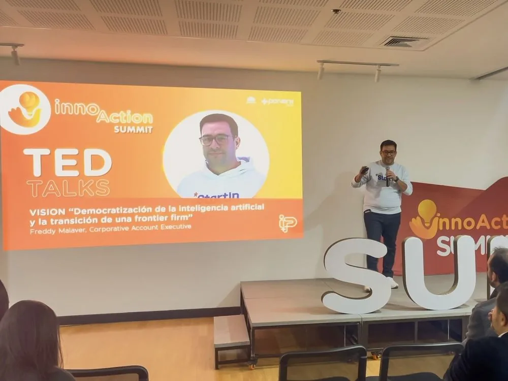 Freddy en TED Talk sobre democratización de la IA